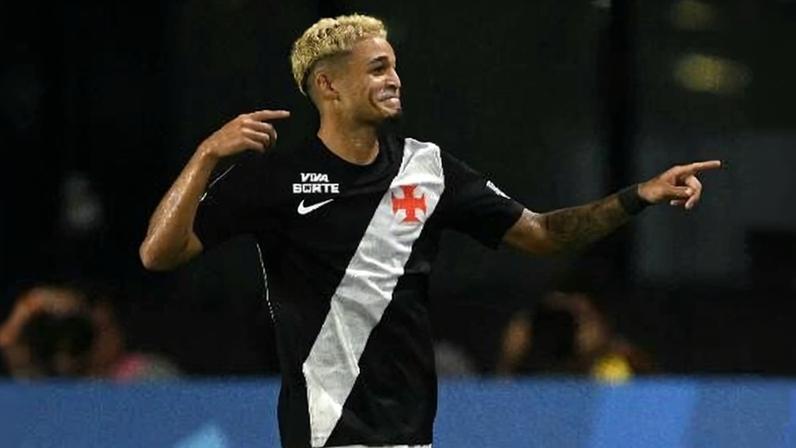 Adson, do Vasco, comemora gol contra o Olimpia, pela Copa Sul-Americana