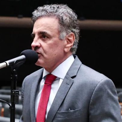 Aécio Neves é alvo de críticas sobre a democracia