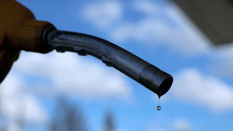 Uma gota de gasolina cai do bico de uma bomba de combustível em um posto de gasolina em Vélizy-Villacoublay, perto de Paris. — Foto: Alain Jocard/AFP