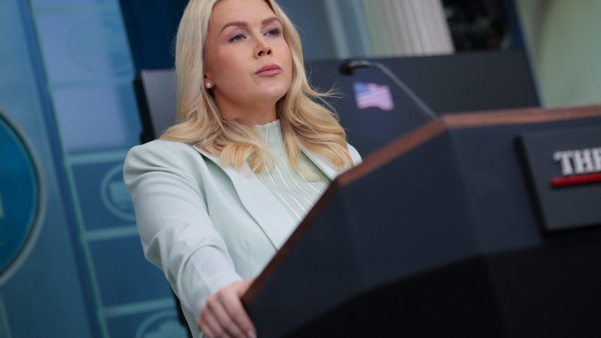 A secretária de imprensa de Trump, Karoline Leavitt — Foto: CHIP SOMODEVILLA / GETTY IMAGES NORTH AMERICA / GETTY IMAGES VIA AFP