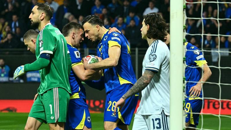 Cola de Donnarumma com batedores da Bósnia foi roubada por gandula — Foto: Reprodução