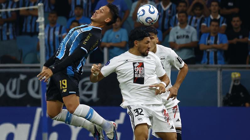 Grêmio x Riestra Noriega — Foto: SILVIO AVILA / AFP