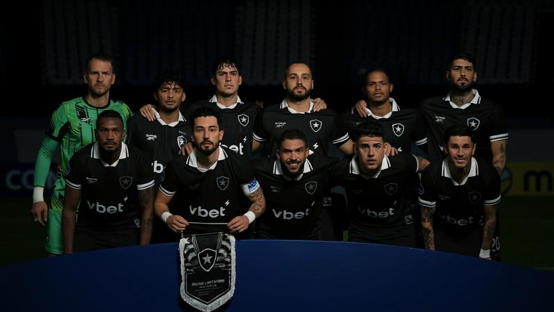 Jogadores do Botafogo contra o RAcing — Foto: JUAN MABROMATA / AFP