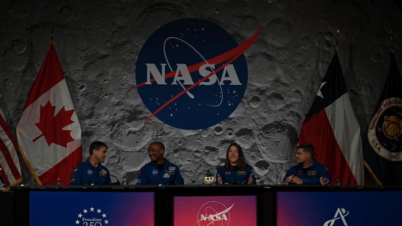 Imagem da cápsula Orion reentrando na atmosfera da Terra, vista da Estação Espacial Internacional.