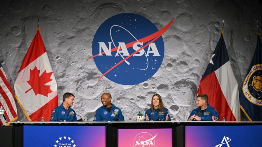 Astronautas da missão Artemis II durante coletiva de imprensa nesta quinta-feira (16). — Foto: RONALDO SCHEMIDT/AFP