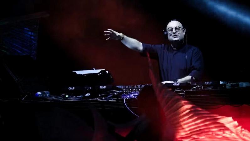 O padre português Guilherme Peixoto, conhecido como padre DJ, durante apresentação em Buenos Aires neste sábado (18) — Foto: Tomas Cuesta/AFP