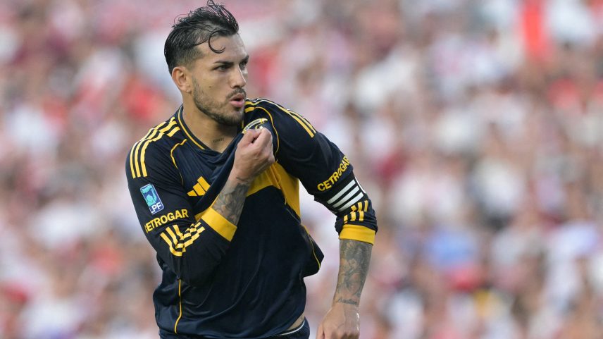 Leandro Paredes comemora gol do Boca Juniors contra o River Plate no Monumental — Foto: AFP