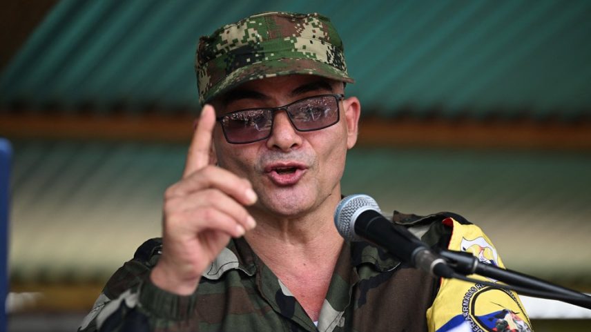 Líder guerrilheiro colombiano Iván Mordisco discursa em evento em 16 de abril de 2023, em San Vicente del Caguán, Colômbia — Foto: JOAQUIN SARMIENTO / AFP