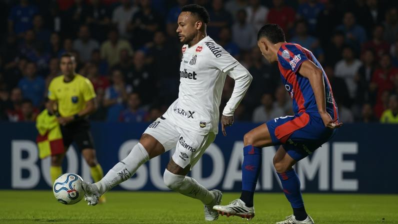 Neymar em San Lorenzo x Santos — Foto: JUAN MABROMATA/AFP