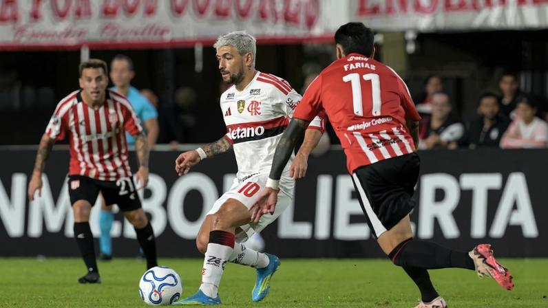 Estudiantes x Flamengo Arrascaeta — Foto: JUAN MABROMATA / AFP
