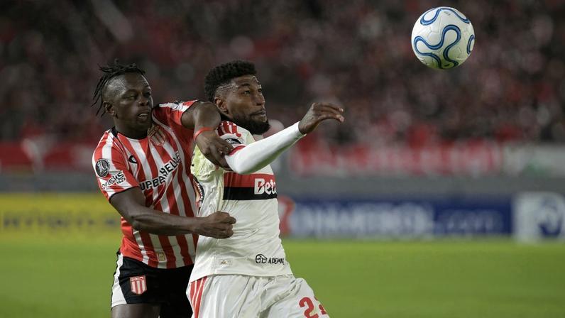Estudiantes x Flamengo Emerson Royal — Foto: JUAN MABROMATA / AFP