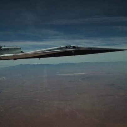 Perfil aerodinâmico da X-59 da NASA aparece em voos com rodas recolhidas