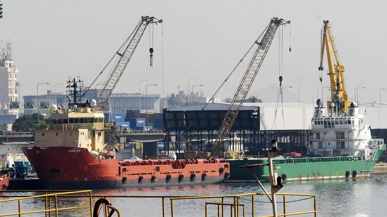 Atracação de navios no Caís do Porto do Rio de Janeiro, guindaste, container.