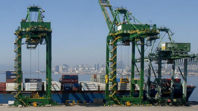 Atracação de navios no Caís do Porto do Rio de Janeiro, guindaste, container.