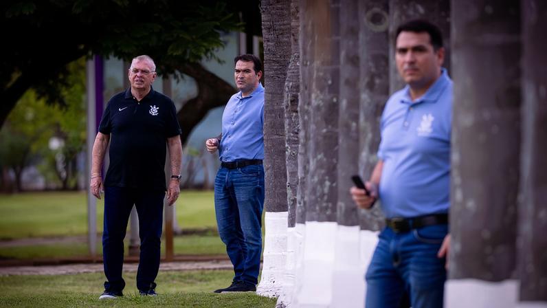 Presidente do Corinthians, Osmar Stabile, e executivo de futebol Marcelo Paz no CT Joaquim Grava — Foto: Rodrigo Coca/Agência Corinthians