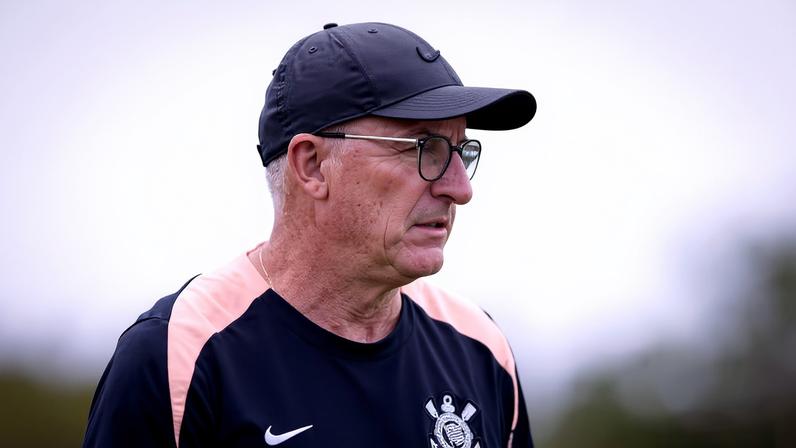 Técnico Dorival Júnior em treino do Corinthians no CT Dr. Joaquim Grava — Foto: Rodrigo Coca/Agência Corinthians