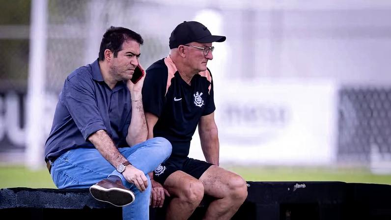 O executivo Marcelo Paz e o técnico Dorival Júnior observam treinamento dos atletas do Corinthians no CT Joaquim Grava — Foto: Rodrigo Coca/Agência Corinthians