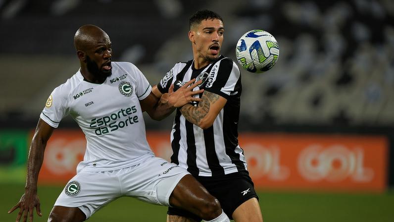 Lateral Hugo, ex-Botafogo, em partida contra o Goiás — Foto: Thiago Ribeiro/AGIF