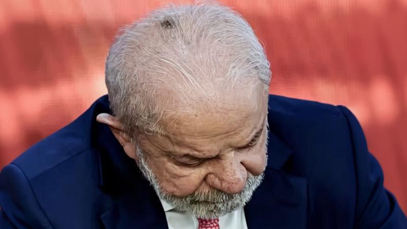 Lula aparece com mancha na cabeça após procedimento para retirar acúmulo de pele, em fevereiro de 2026 — Foto: Mateus Bonomi/Reuters
