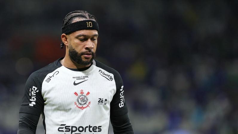 Memphis Depay em Cruzeiro x Corinthians — Foto: Gilson Lobo/AGIF