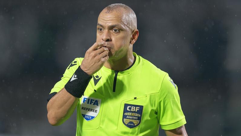 Wilton Sampaio durante partida entre Coritiba e São Paulo na Série A — Foto: Hedeson Alves/AGIF
