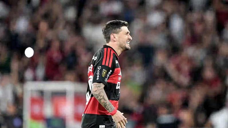 Arrascaeta em ação pelo Flamengo — Foto: Thiago Ribeiro / AGIF