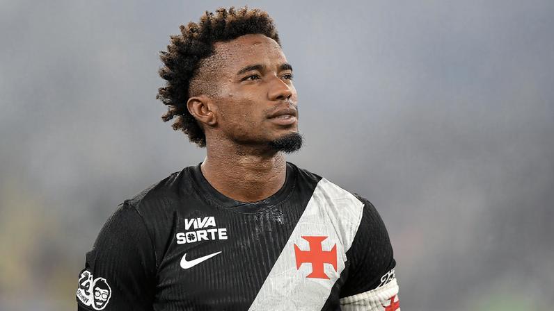 Thiago Mendes com a camisa do Vasco contra o Fluminense — Foto: Thiago Ribeiro/AGIF