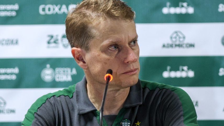 Fernando Seabra, técnico do Coritiba — Foto: Robson Mafra/AGIF