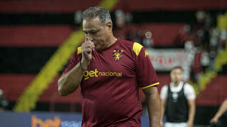 Márcio Goiano, interino do Sport, durante empate contra o Vila Nova. — Foto: Marlon Costa/AGIF