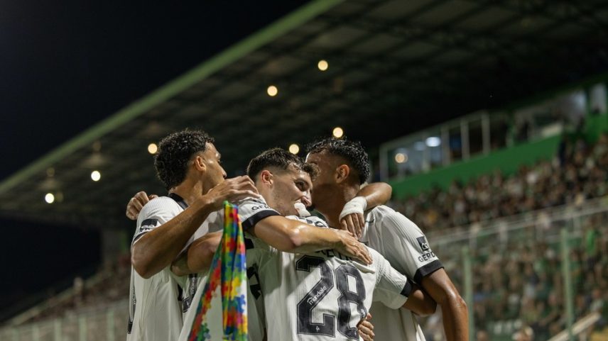 Time do Atlético-MG comemora gol diante da Chapecoense — Foto: Liamara Polli/AGIF