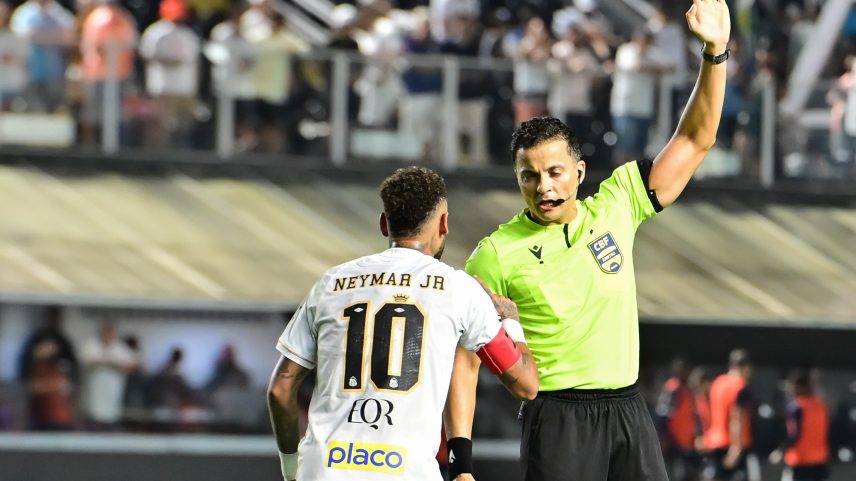 Neymar e o árbitro Savio Pereira Sampaio em Santos x Remo — Foto: Jota Erre/AGIF