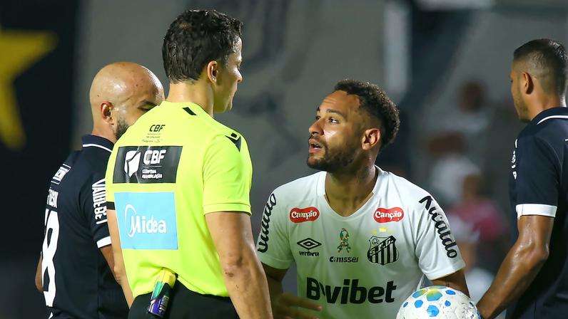Neymar pistola com árbitro Sávio Pereira Sampaio — Foto: Mauricio De Souza/AGIF