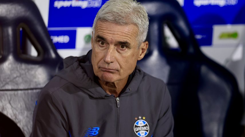 Luís Castro na derrota do Grêmio para o Palmeiras na Arena Barueri — Foto: Marcello Zambrana/AGIF