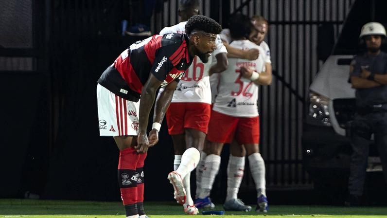 Emerson Royal lamenta | Bragantino x Flamengo — Foto: Joisel Amaral/AGIF