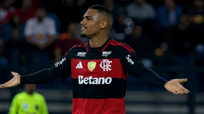 Samuel Lino reclama | Bragantino x Flamengo — Foto: Joisel Amaral/AGIF