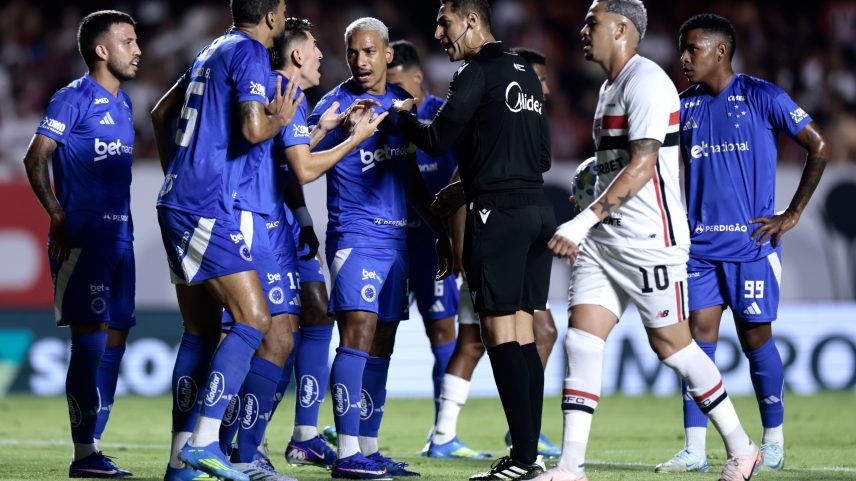 Jogadores do Cruzeiro reclamam com a arbitragem — Foto: Marco Miatelo/AGIF