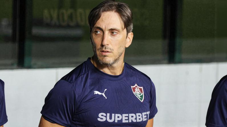 Luis Zubeldía no banco de reservas do Fluminense — Foto: Robson Mafra/AGIF