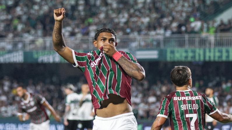 John Kennedy comemora gol do Fluminense contra o Coritiba — Foto: Robson Mafra/AGIF