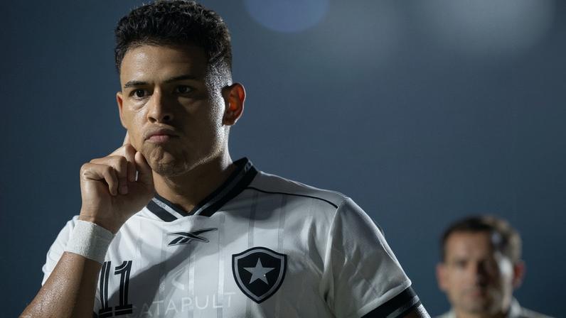 Matheus Martins foi o destaque do Botafogo na vitória sobre o Vasco — Foto: Jorge Rodrigues/AGIF