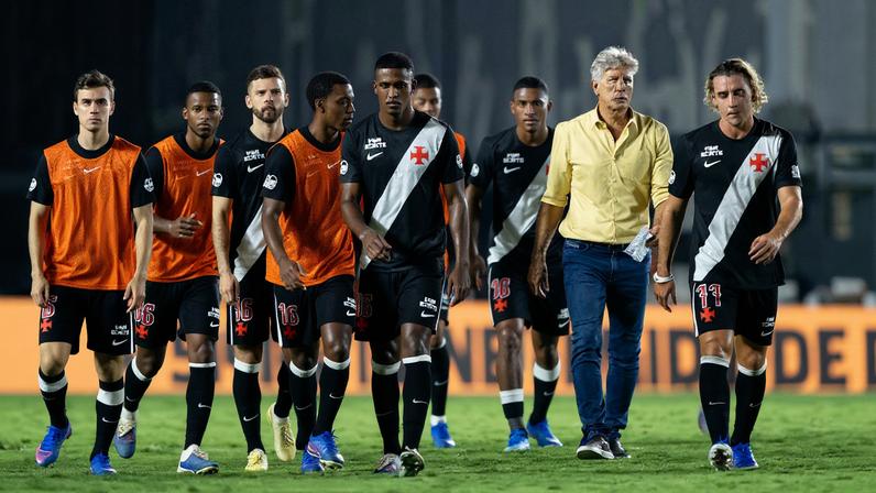Renato Gaúcho e jogadores do Vasco após derrota para o Botafogo — Foto: Jorge Rodrigues/AGIF