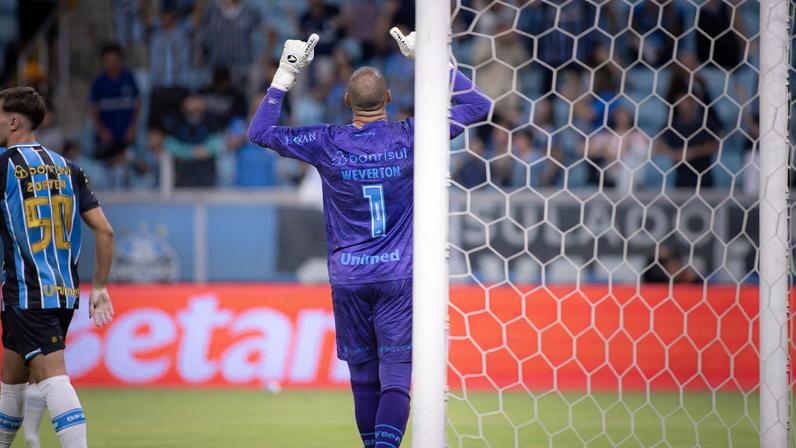 Weverton defendeu pênalti de Alef Manga em Grêmio x Remo — Foto: Maxi Franzoi/AGIF