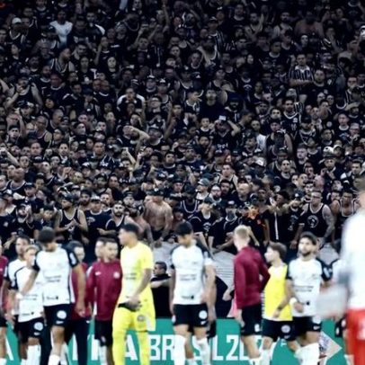Torcida do Corinthians protesta após derrota; Gustavo Henrique cita pressão