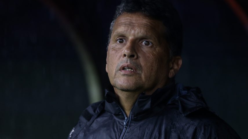 Claudinei Oliveira, técnico do Santa Cruz, durante jogo contra o Itabaiana — Foto: Marlon Costa/AGIF