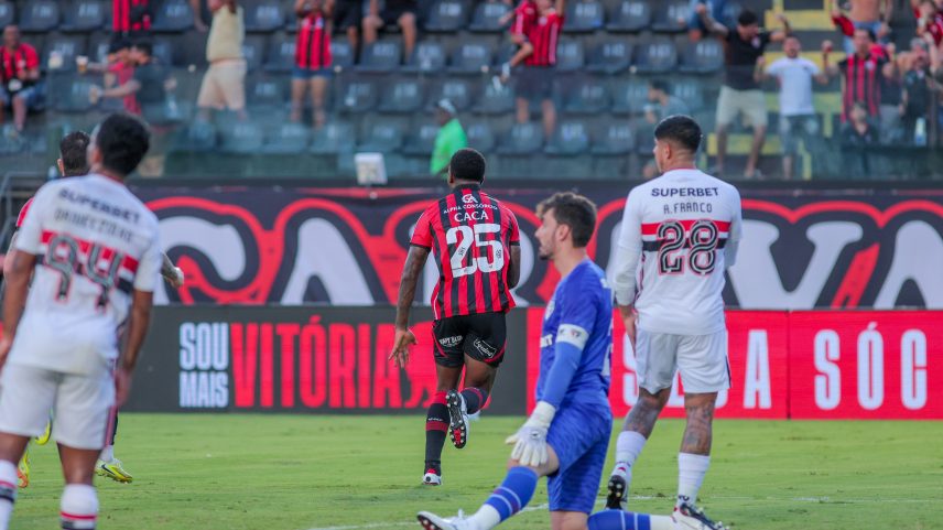 Cacá comemora do gol do Vitória sobre o São Paulo — Foto: Márcio José/AGIF