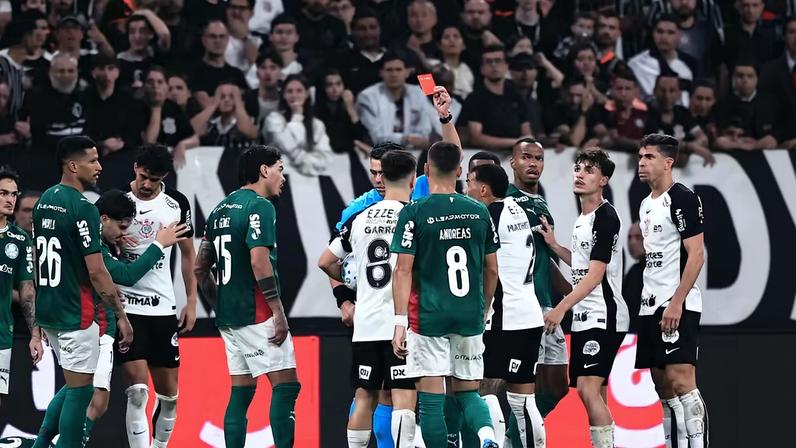 Matheuzinho expulso em Corinthians x Palmeiras — Foto: Ettore Chiereguini/AGIF