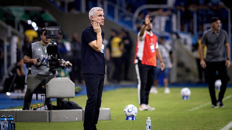 Luís Castro em Grêmio x Riestra — Foto: Maxi Franzoi/AGIF