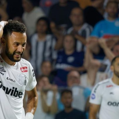 Neymar oscila na Vila Belmiro entre aplausos e discussão com torcedor