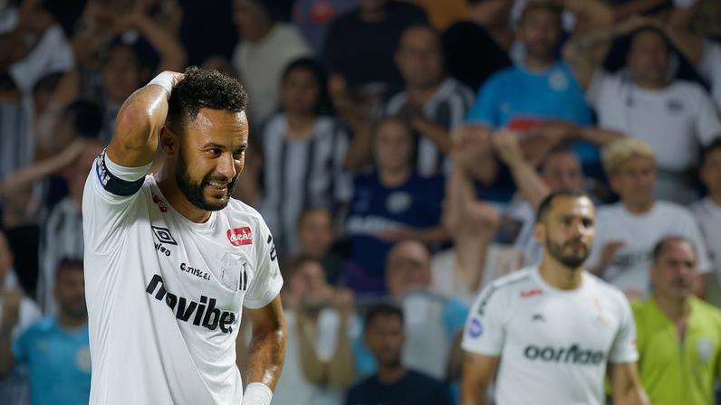 Neymar recebeu críticas e discutiu com torcedor após o jogo com o Recoleta — Foto: Mauricio De Souza/AGIF
