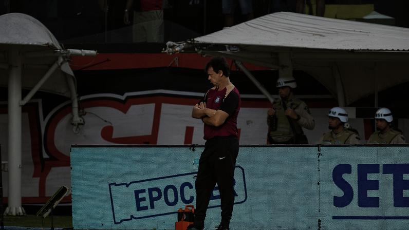 Diniz - Vitória x Corinthians - Barradão - Brasileirão — Foto: Márcio José/AGIF