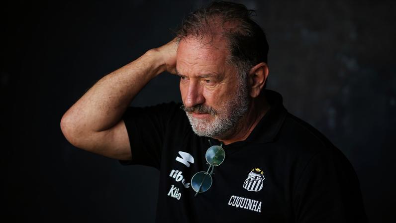 Cuquinha, auxiliar do Santos, no jogo contra o Fluminense — Foto: Jota Erre/AGIF